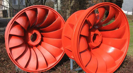 Das Bild zeigt zwei rote Turbinen, welche offenbar zu Anschauungszwecken aufgestellt wurden.