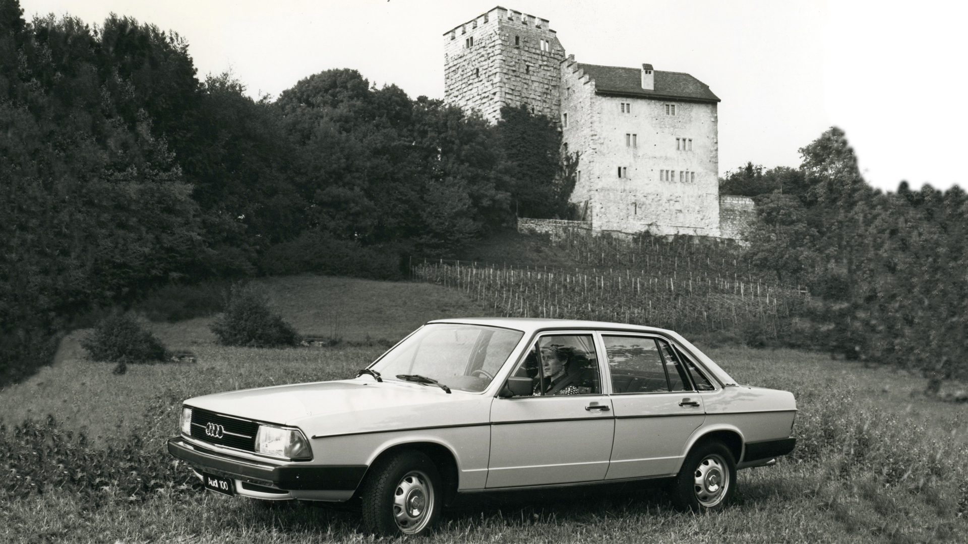 Werbefoto für den Audi 100 C2, im Hintergrund die Südansicht der Habsburg.