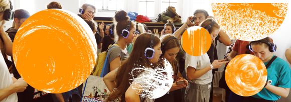 Jugendliche tragen Köpfhörer und schauen auf Mobiltelefone, vier orange Kreise, ein weisser Kreis