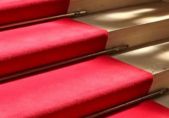 Ein roter Teppich auf einer Treppe.