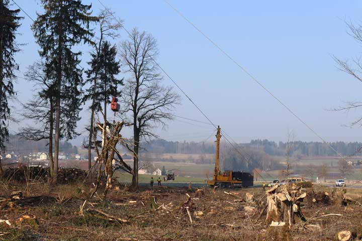 Seilkran-Einsatz entlang der Kantonsstrasse zwischen Birri und Ottenbach