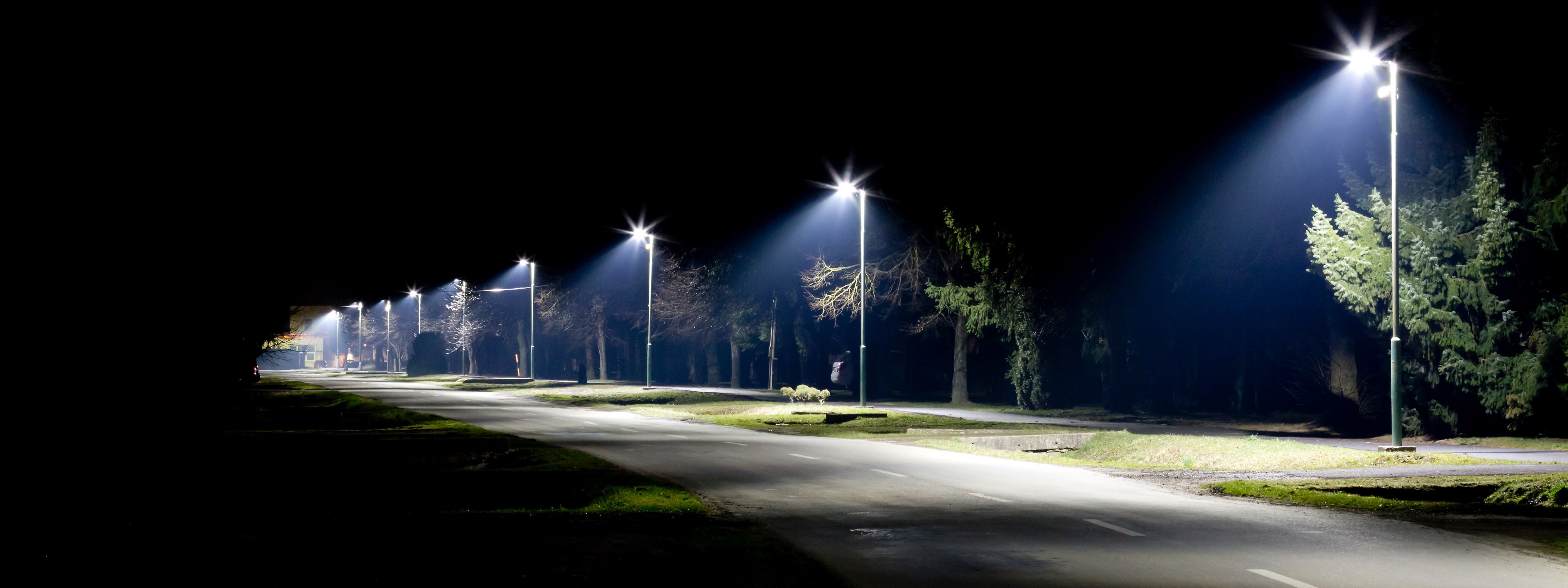 Strasse mit LED Strassenebleuchtung